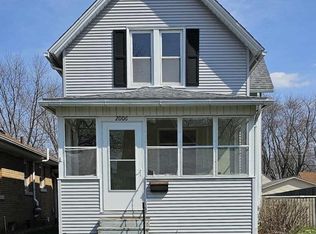 2006 3rd St, Moline, IL 61265