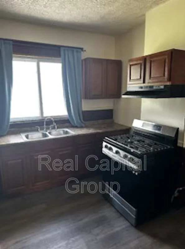 3 bed, 1.0 bath, $1,595 — Photo 3