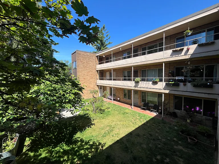 1400 E Mercer St — Photo 1