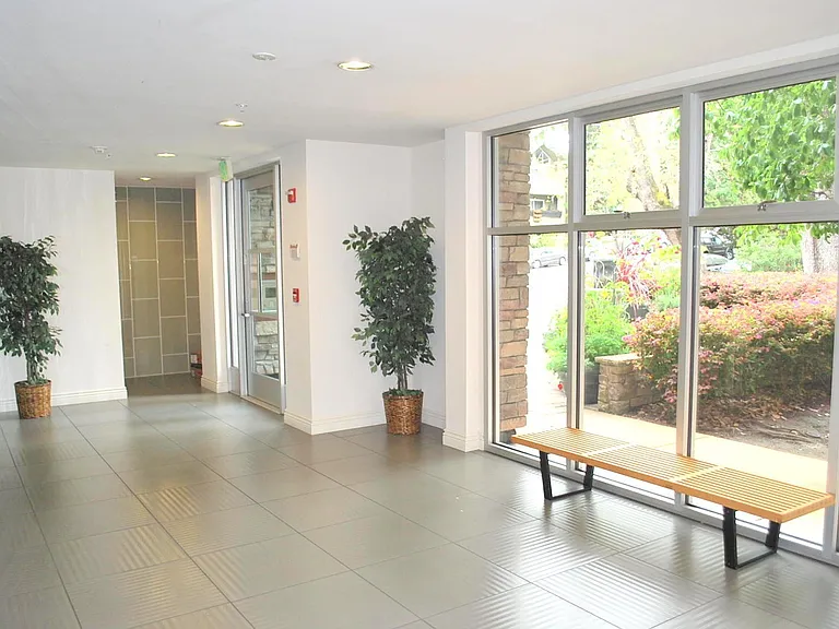 1310 Creekside Dr — Photo 4