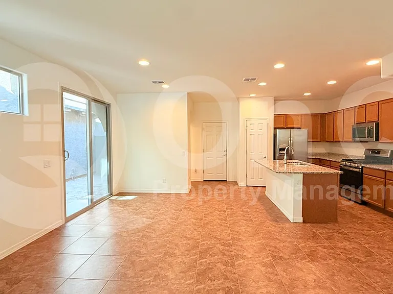 3706 S 57th Ln — Photo 4