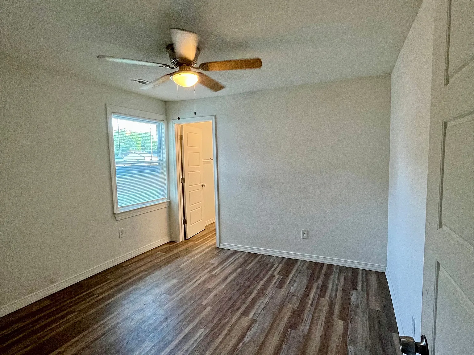 1 bed, 1.0 bath, 111 sqft, $900 — Photo 2