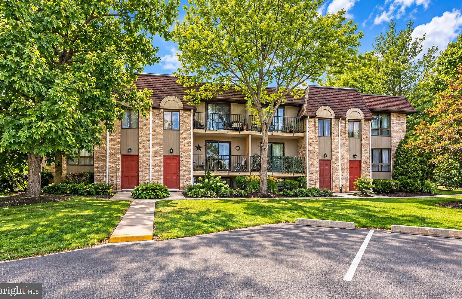 2 bed, 1.0 bath, 889 sqft, $1,975 — Photo 1