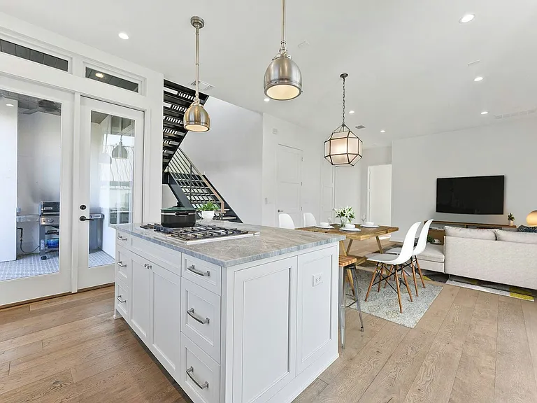 2518 Sutherland St — Photo 4