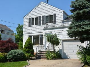 61 Greenway W, New Hyde Park, NY 11040