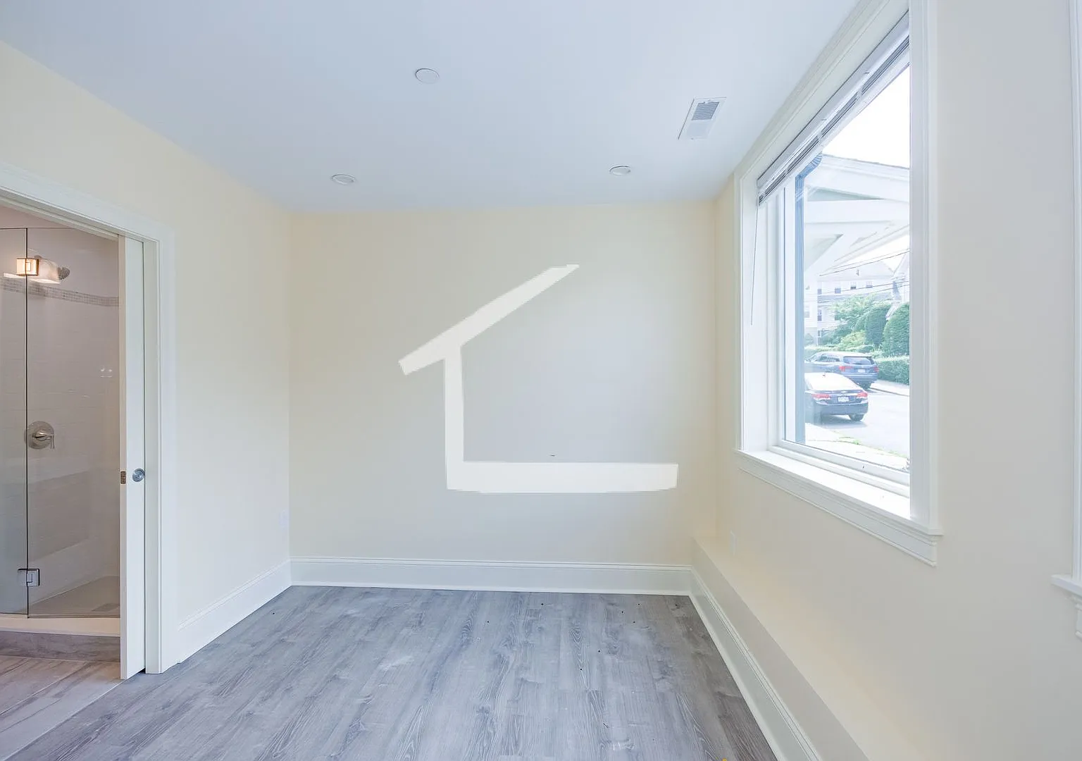 Charming 4 Bedroom-No Broker Fee — Photo 2