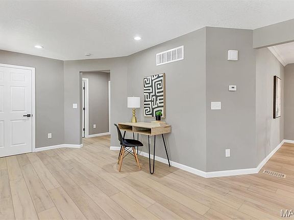 5th image of 216 Hillsdale Dr