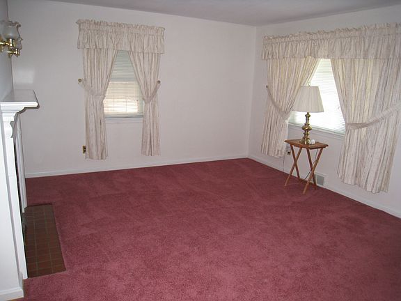 Liv. Rm. (cont.) carpeting over hardwood