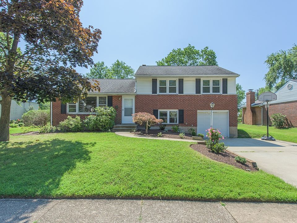 3 BR, 2.5 BA split w/2-story adtn, 2nd flr laundry