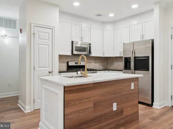 500 Admirals Way APT 301, Philadelphia, PA 19146