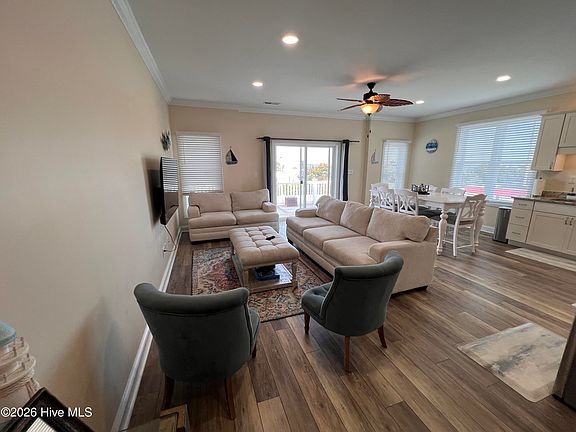 5th image of 3307 Emerald Dr #E