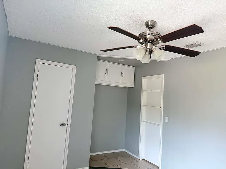 4203 Katrina Ln — Photo 2