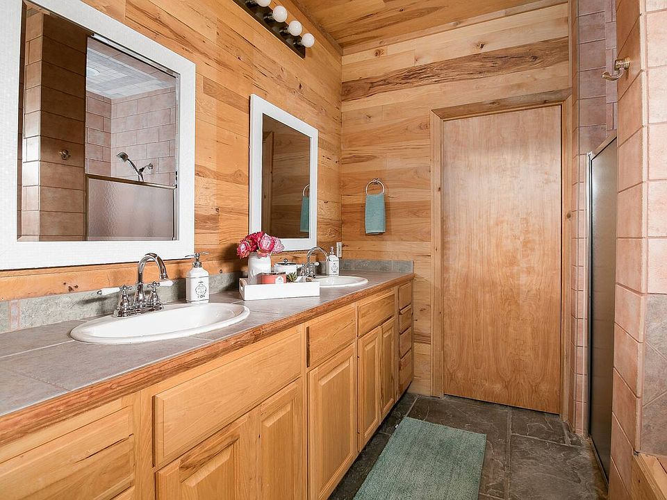 Double vanity in full bath
