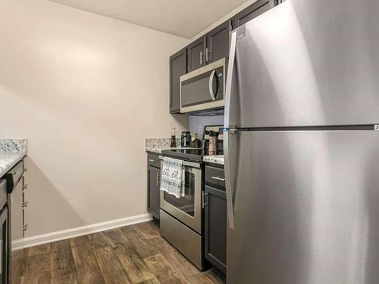 Deep River Pointe Apartments — Photo 30