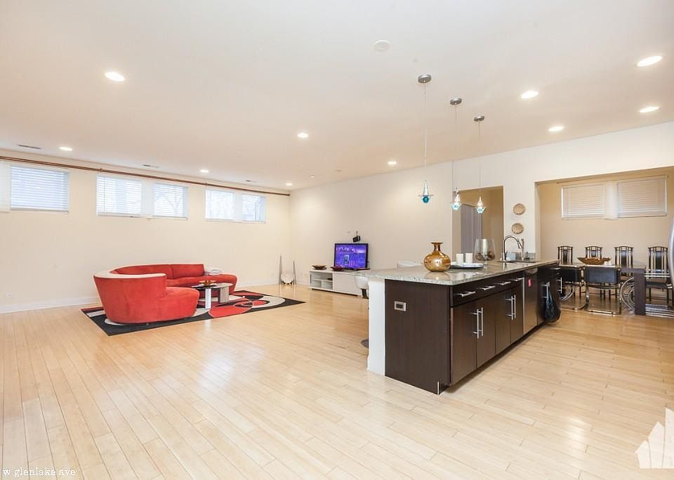 1st image of 2921 W Glenlake Ave #622