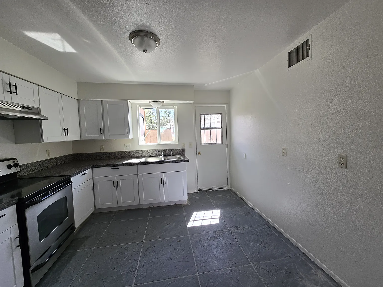 2 bed, 1000 sqft, $1,275 — Photo 2