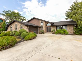 8100 Cherokee Trl, Tinley Park, IL 60477