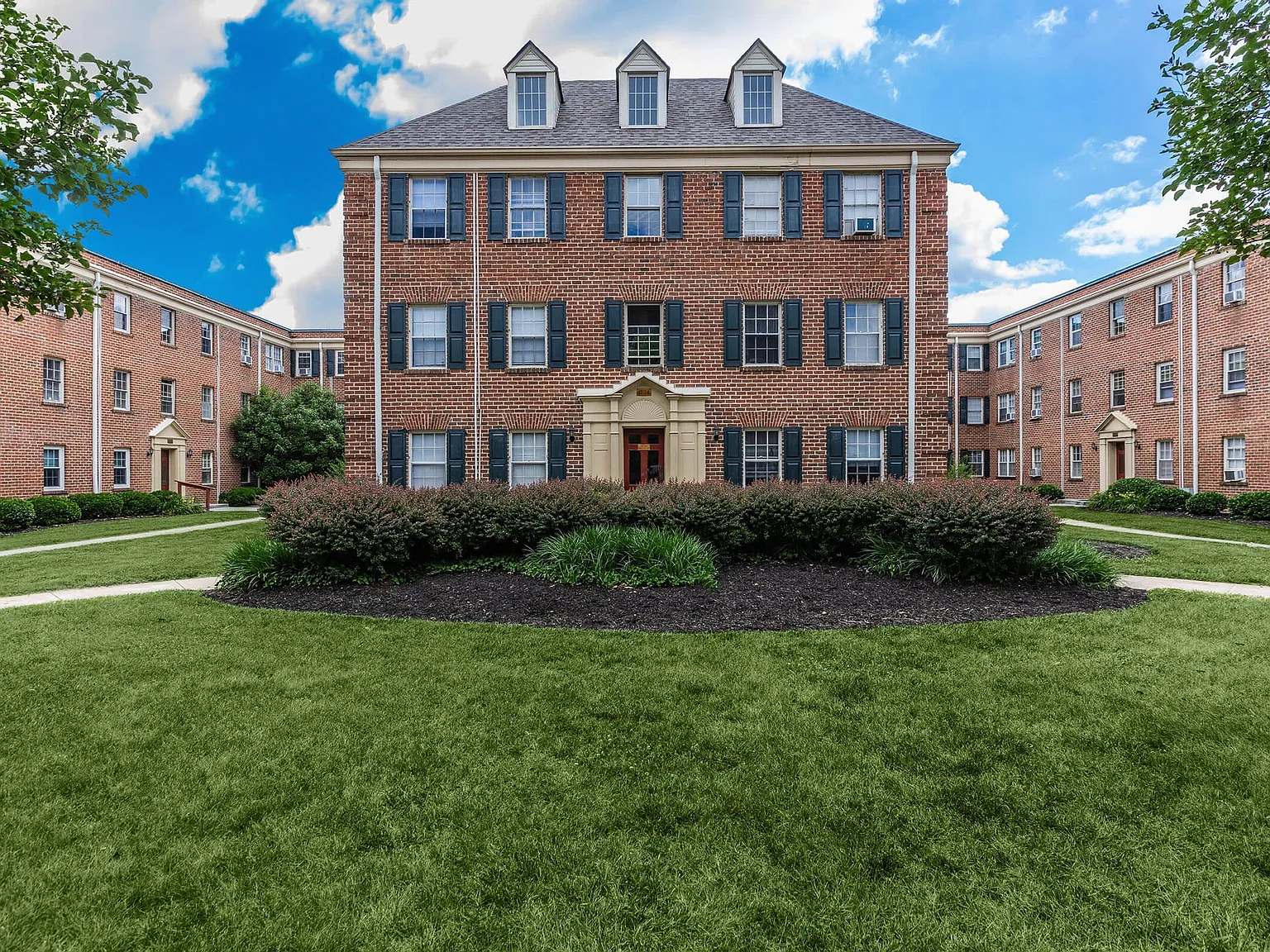 Grandin Village Apartments — Photo 1
