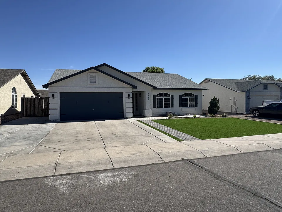4427 E Meadow Lark Way