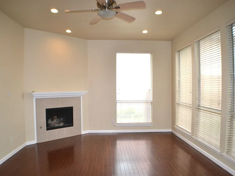 1013 Clear Creek Dr — Photo 2