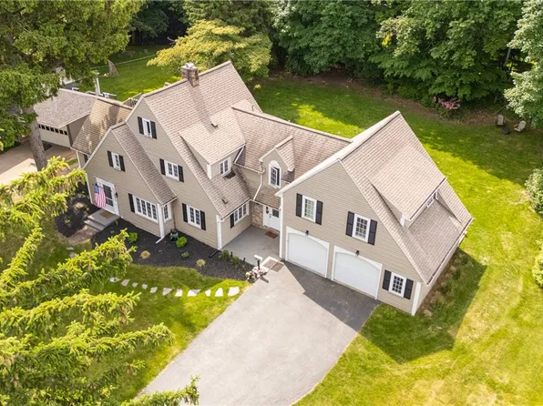221 Pinecrest Dr, Rochester, NY 14617