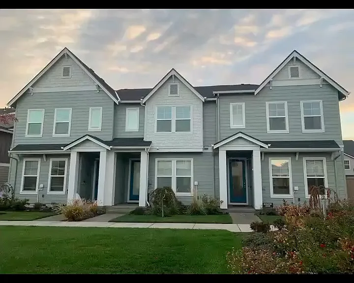3314 SE Farrow Ln — Photo 1