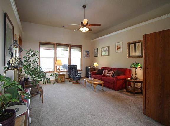 3rd image of 258 Scouler Ct