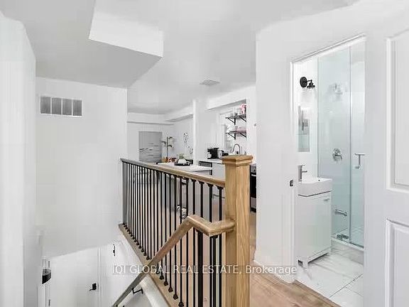 3rd image of 525 Ossington Ave APT 2