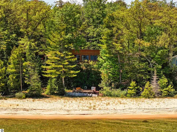 30520 E Side Dr, Beaver Island, MI 49782