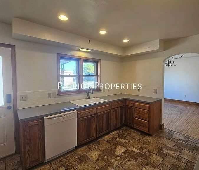 603 1/2 N Superior Ave — Photo 30