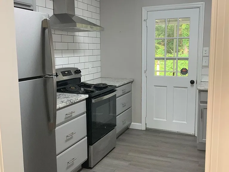 1101 N Poplar St — Photo 4