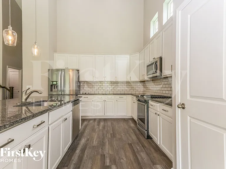 447 Stonefield Cir — Photo 7