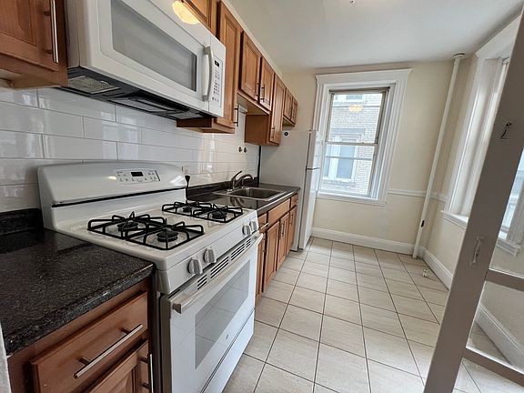 4th image of 127-131 Washington St #37