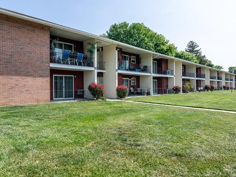 Edgewater Gardens Apartment Homes — Photo 18
