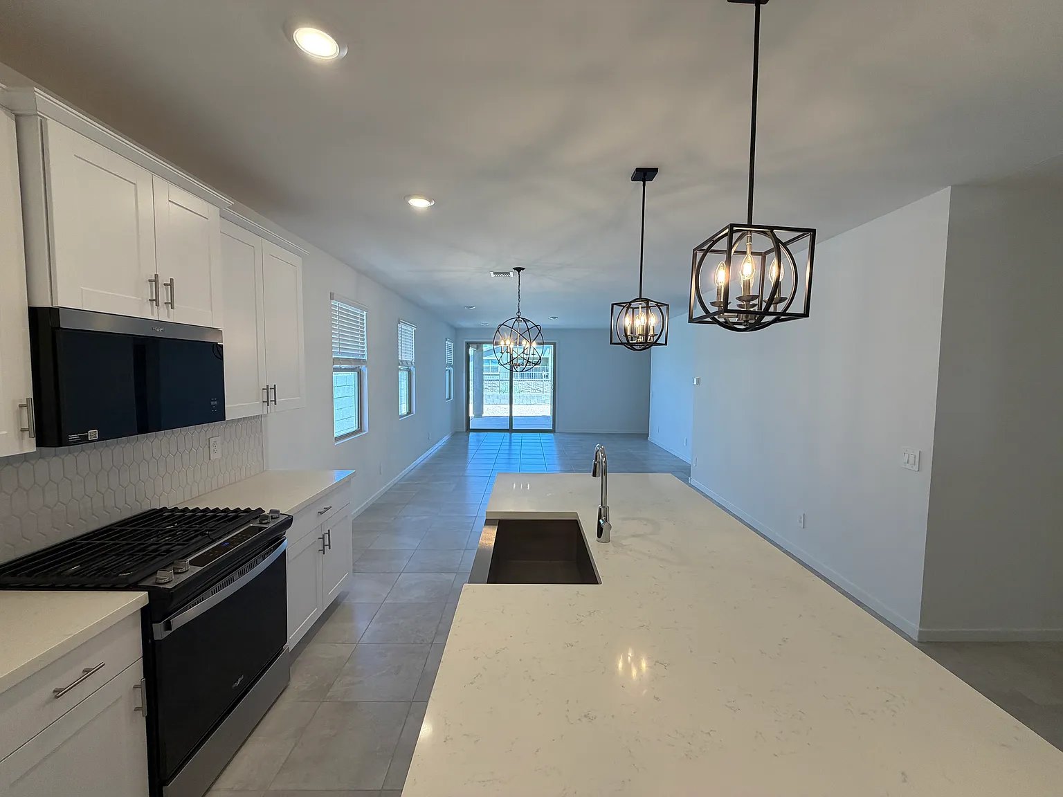 4 bed, 2049 sqft, $2,350 — Photo 4