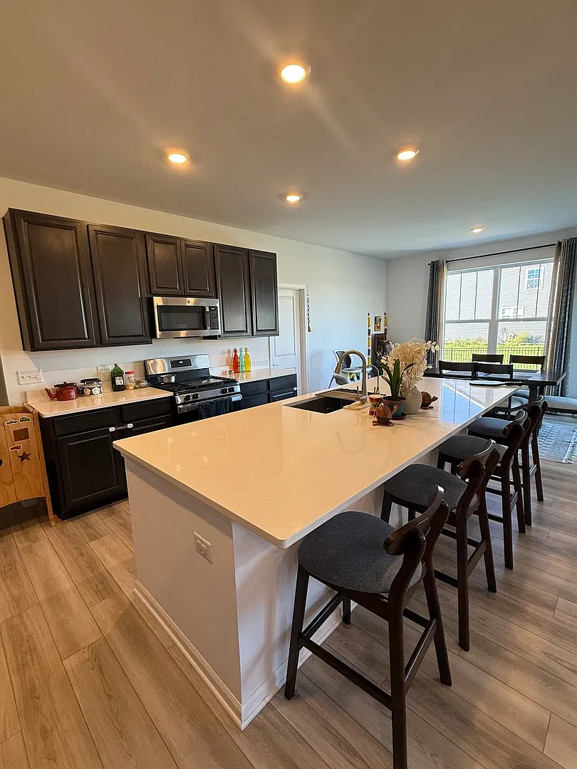 5 bed, 2760 sqft, $3,700 — Photo 4