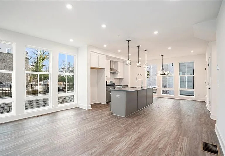 1823 Gotham Ln — Photo 3