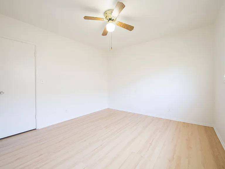 667-669 Levering Ave — Photo 28