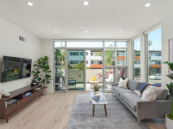 5th image of 8210 Fountain Ave #101