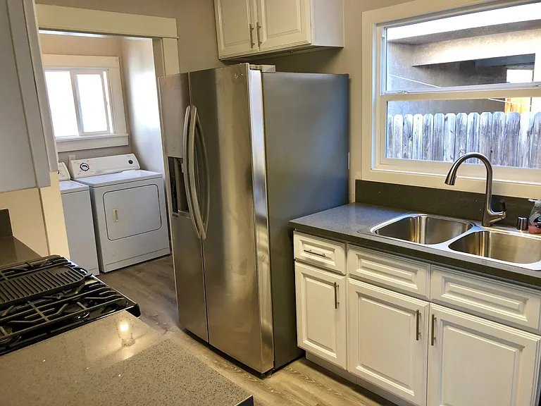 1220 Termino Ave — Photo 8