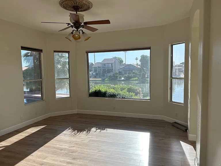 Wake up to this desert oasis with stunning lake views!