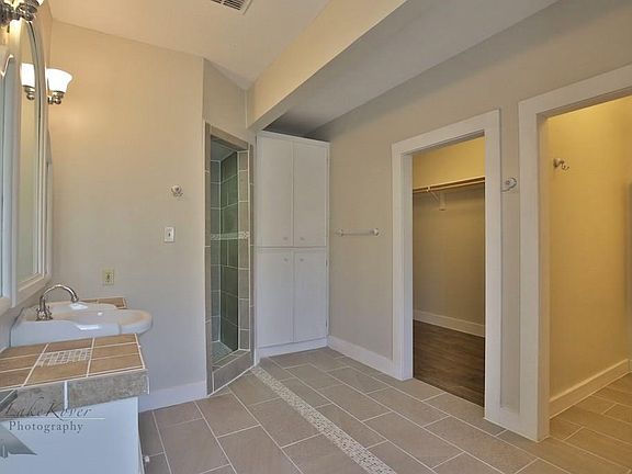 4th image of 942 Grand Ave