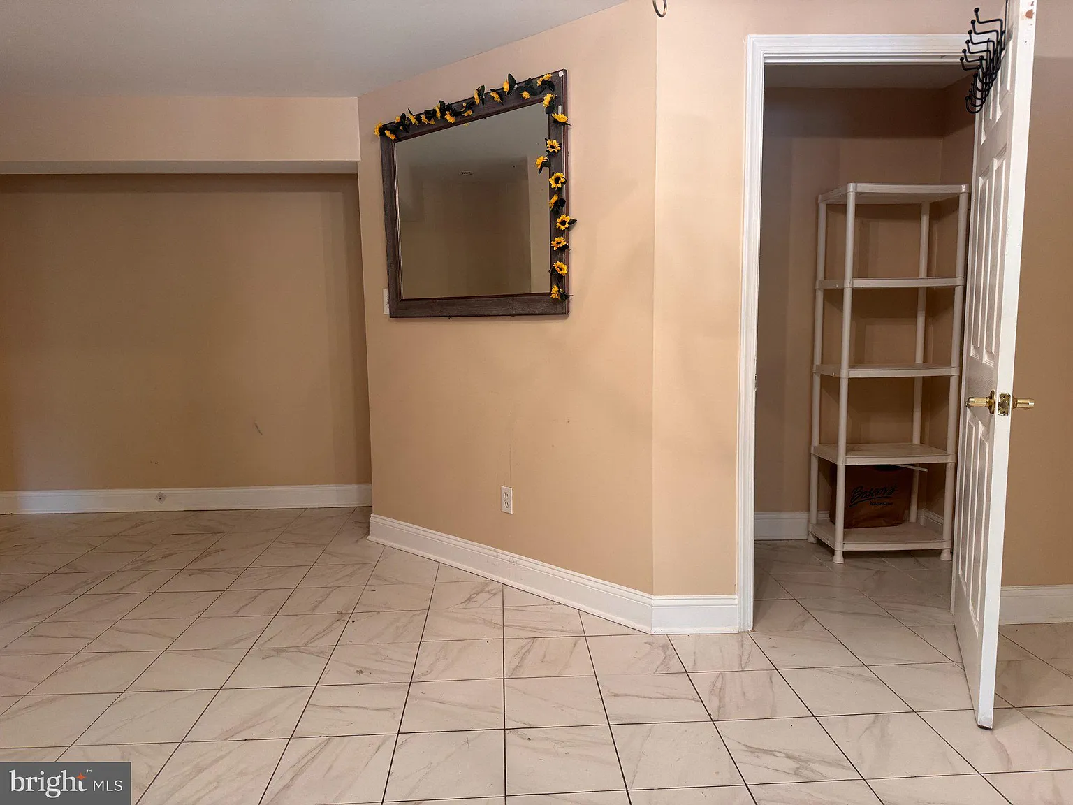1 bed, 1.0 bath, 3187 sqft, $1,700 — Photo 3