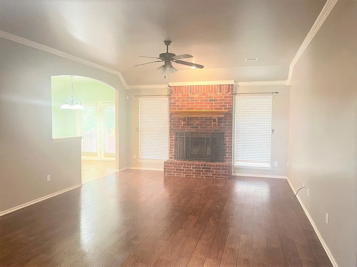 3 bed, 2.0 bath, 1750 sqft, $1,800 — Photo 2