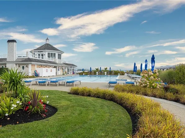 44 Wimbledon Cir, Portsmouth, RI 02871