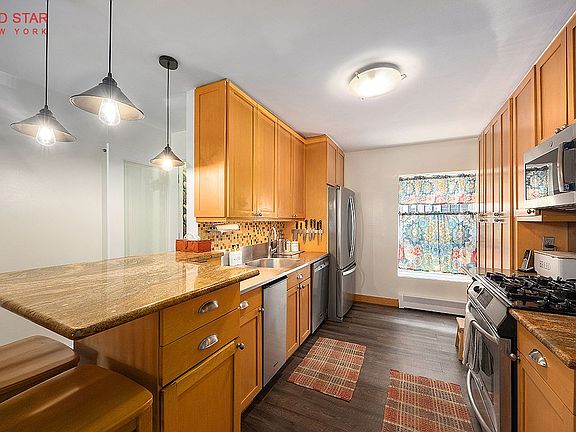 3rd image of 276 Hoyt St