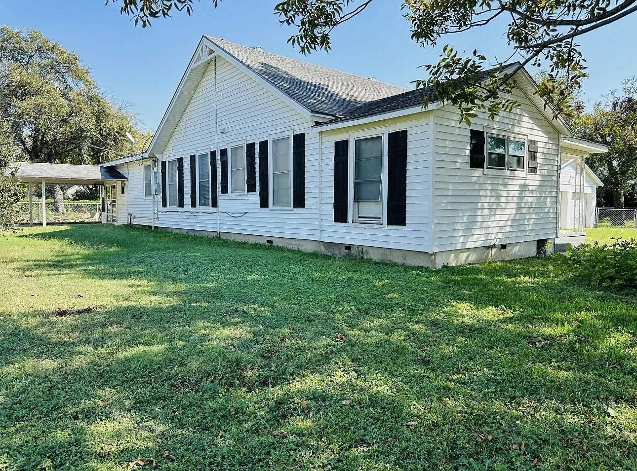 3 bed, 2.0 bath, 1896 sqft, $1,850 — Photo 1