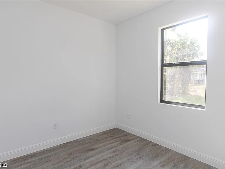 1217 Cellini St E — Photo 27