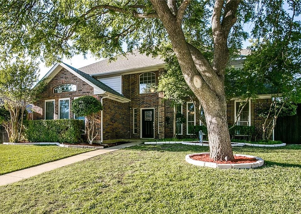 Beautiful interior lot with mature tree.
