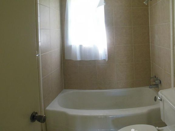 5th image of 614 Carrie Ave